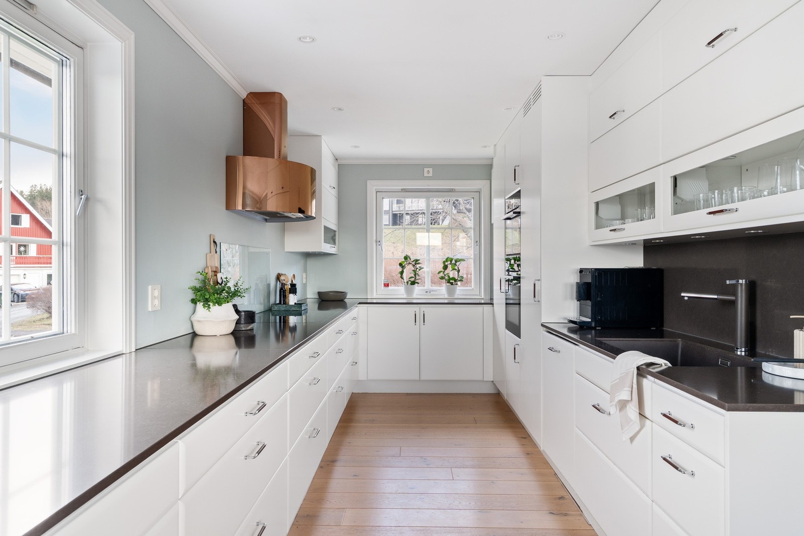 Flott kjøkken med svært god arbeids- og lagringsplass fra 2017. Galleribilde