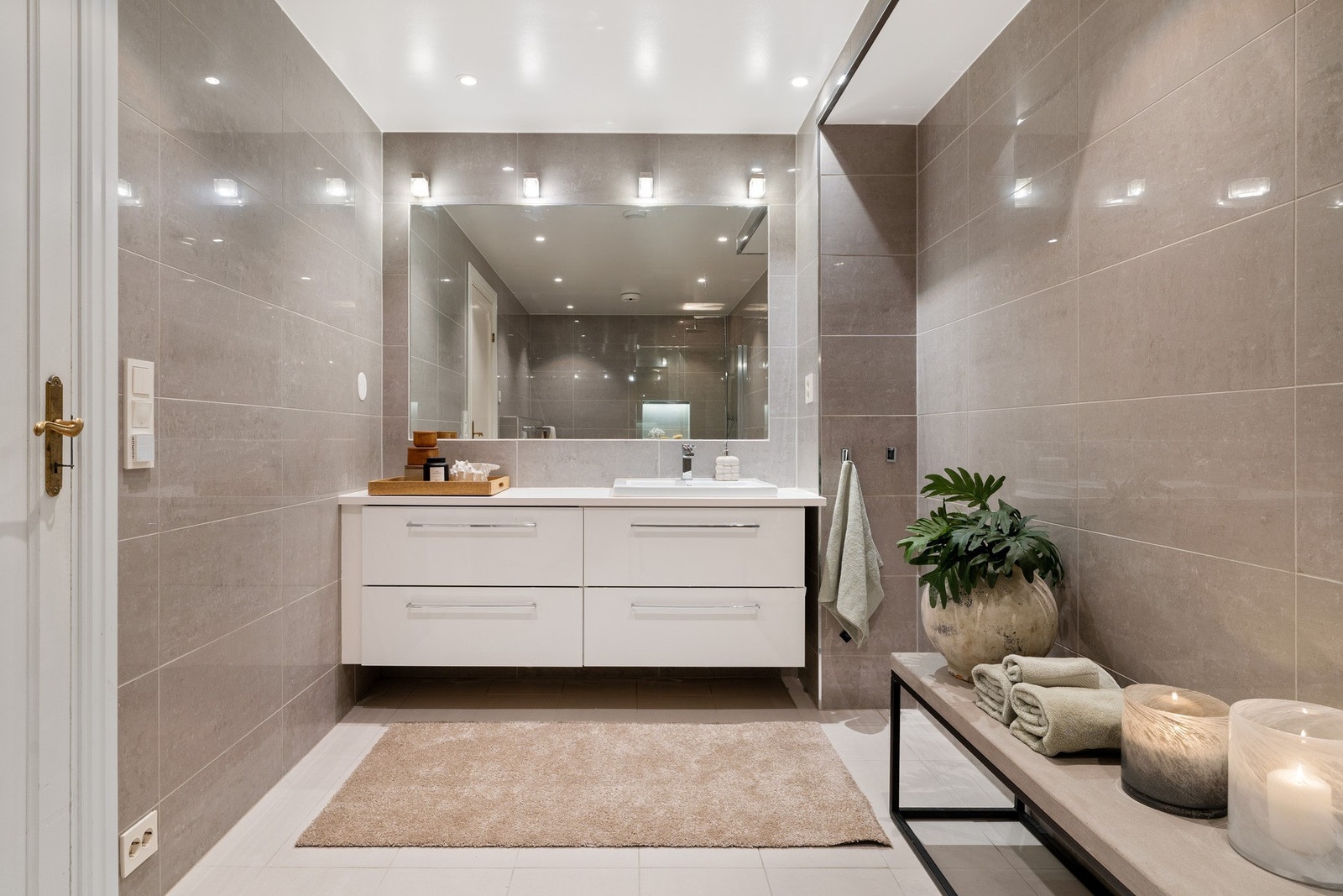 Badet er på hele 10,2 kvm. Rommet har også opplegg for badekar dersom det er ønskelig. Galleribilde