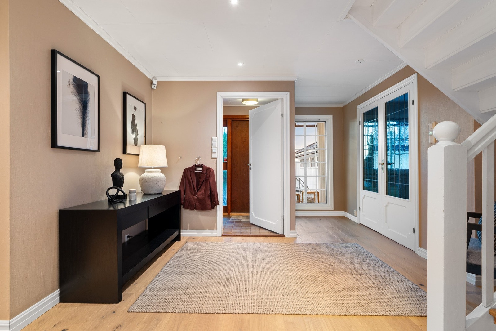 Stor hall på hele 17,3 kvm. Fra hallen har man tilgang på stort bodareal og treningsrom. Galleribilde