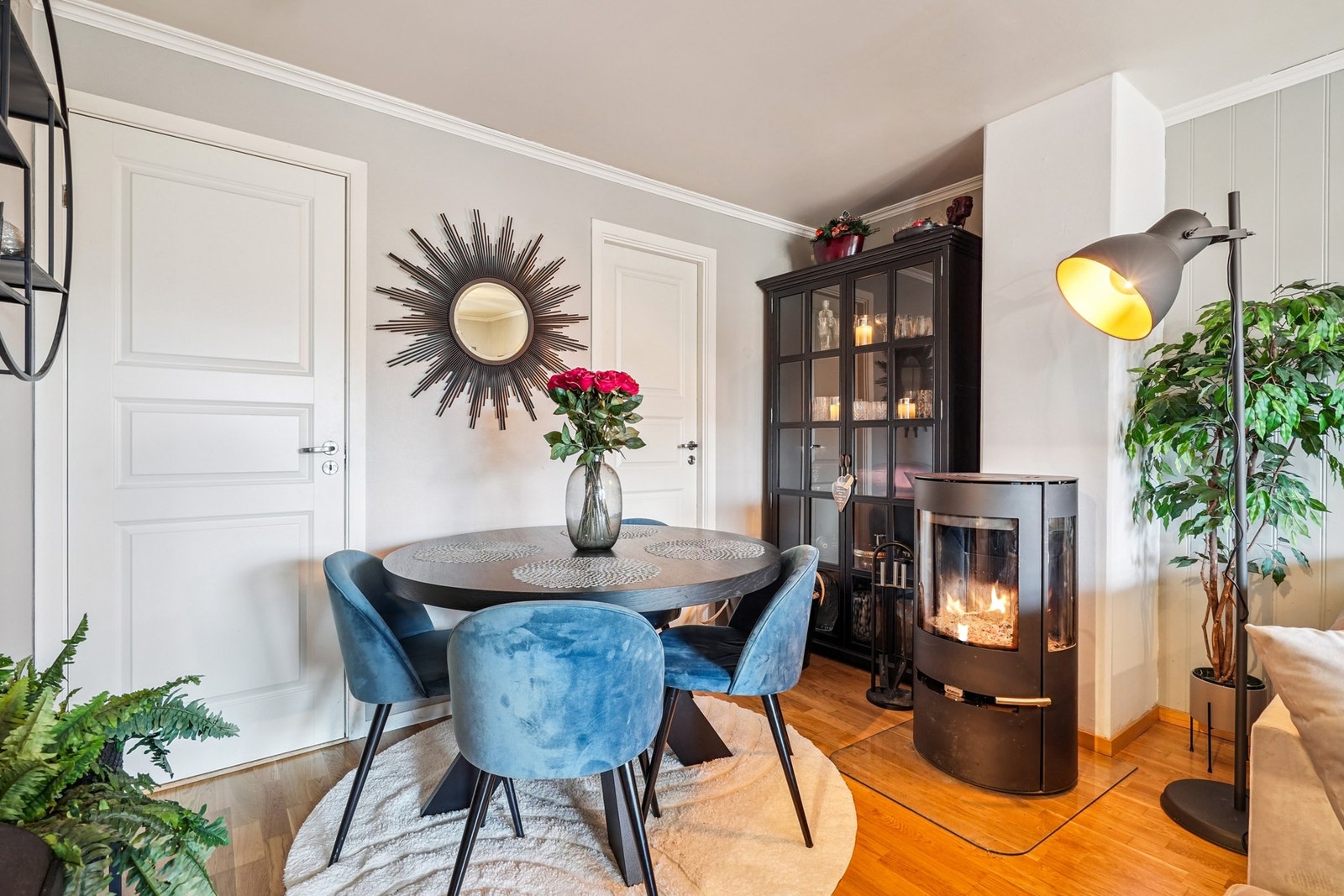 Stue med vedovn Galleribilde