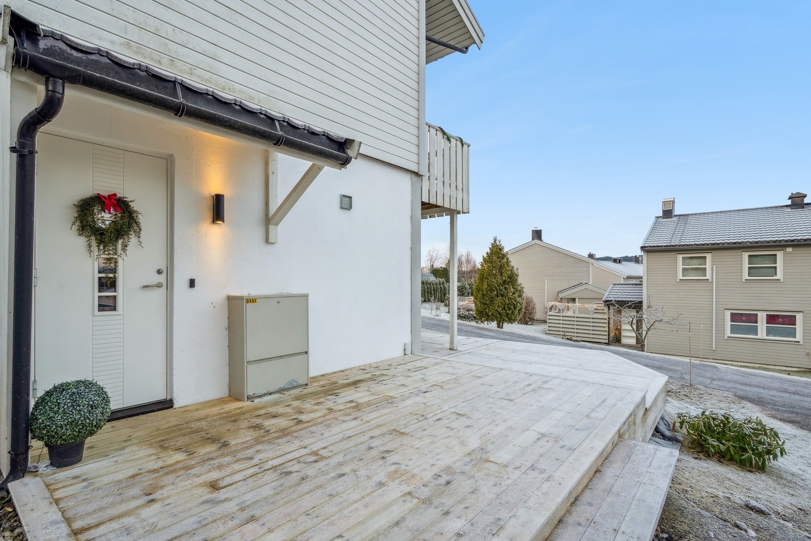 Inngangsparti. Terrassen er nylig bygd og strekker seg rundt leiligheten. På terrassen har man morgen- og kveldssol Galleribilde