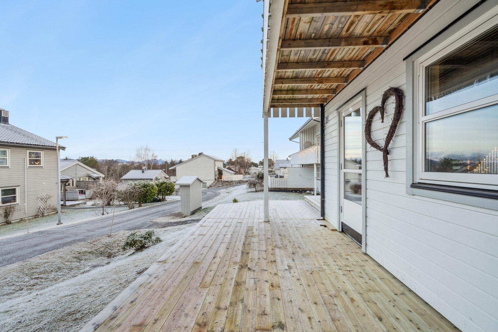 Utgang til terrasse fra kjøkken. Deler av terrassen er overbygd Galleribilde