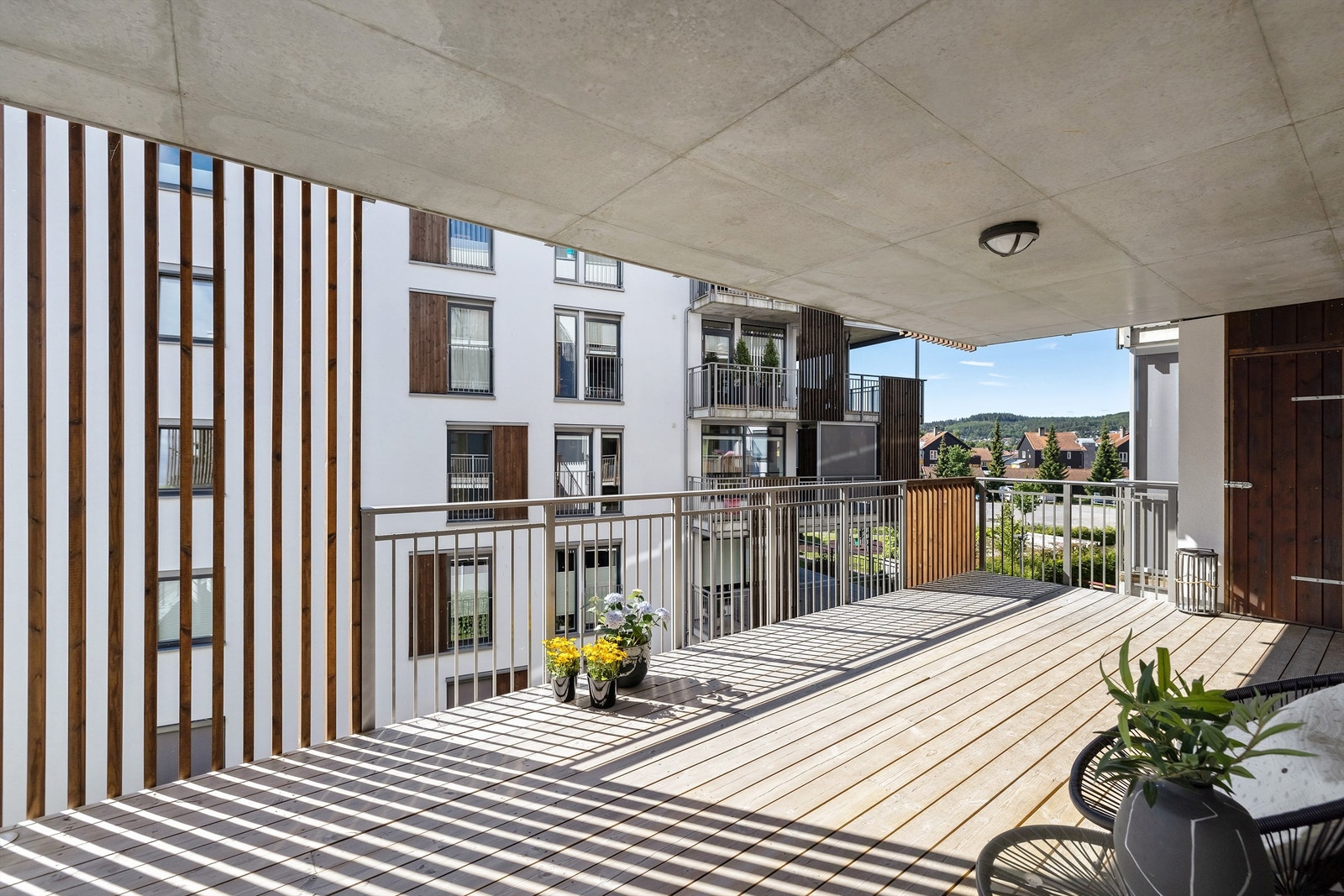 Balkongen har utebelysning og stikkontakter. Det er også en bod i tilknytning til balkongen. Galleribilde