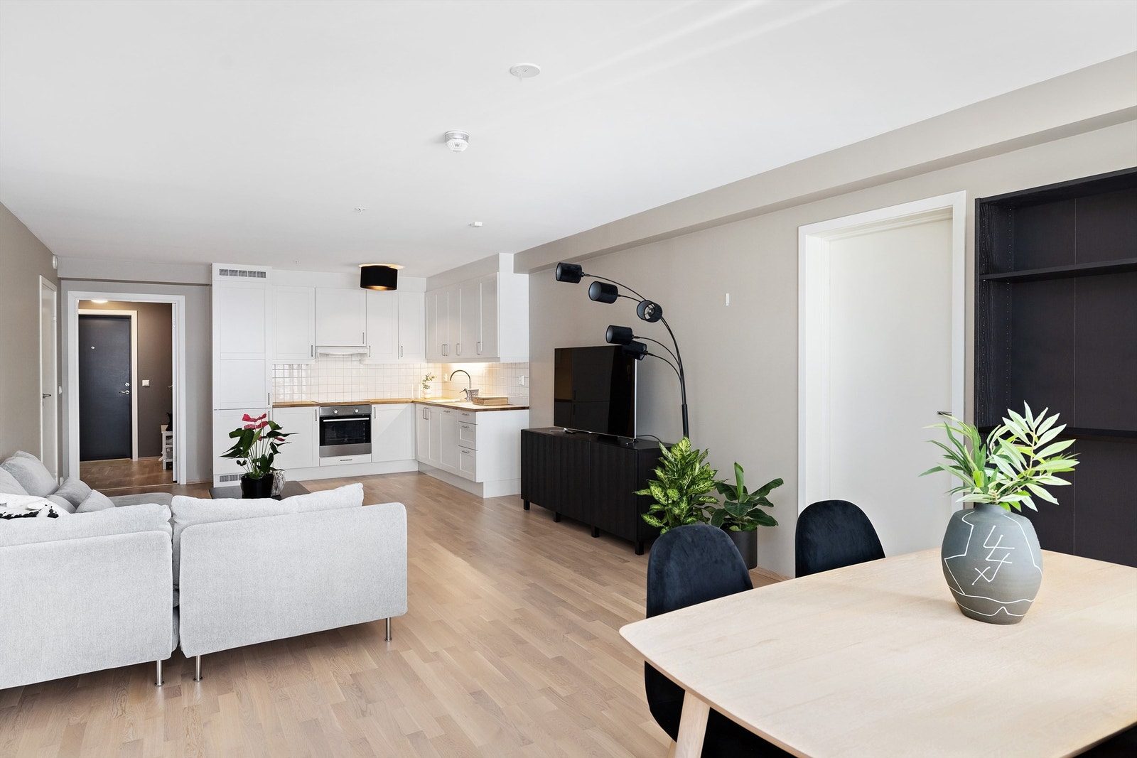 Åpen stue- og kjøkkenløsning. Leiligheten har hovedsakelig tre-stavs eikeparkett på gulv, vegger og himlinger med malte, slette flater. Slette innerdører. Galleribilde