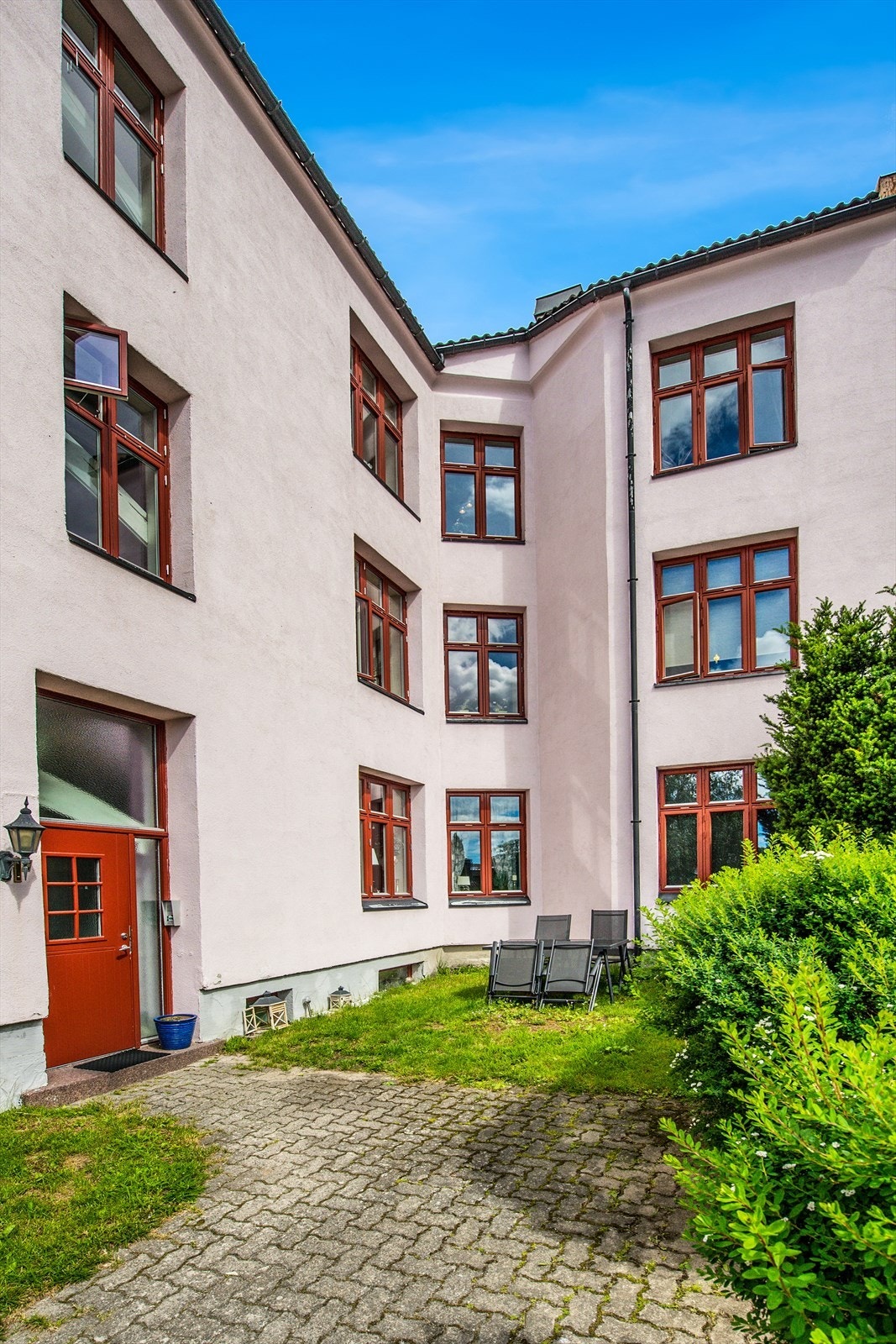 Koselig "bakgård" med fine fellesområder Galleribilde