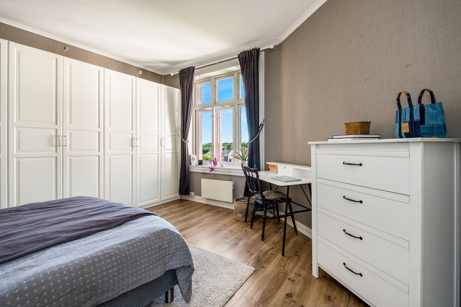 Det er god plass på soverommet Galleribilde