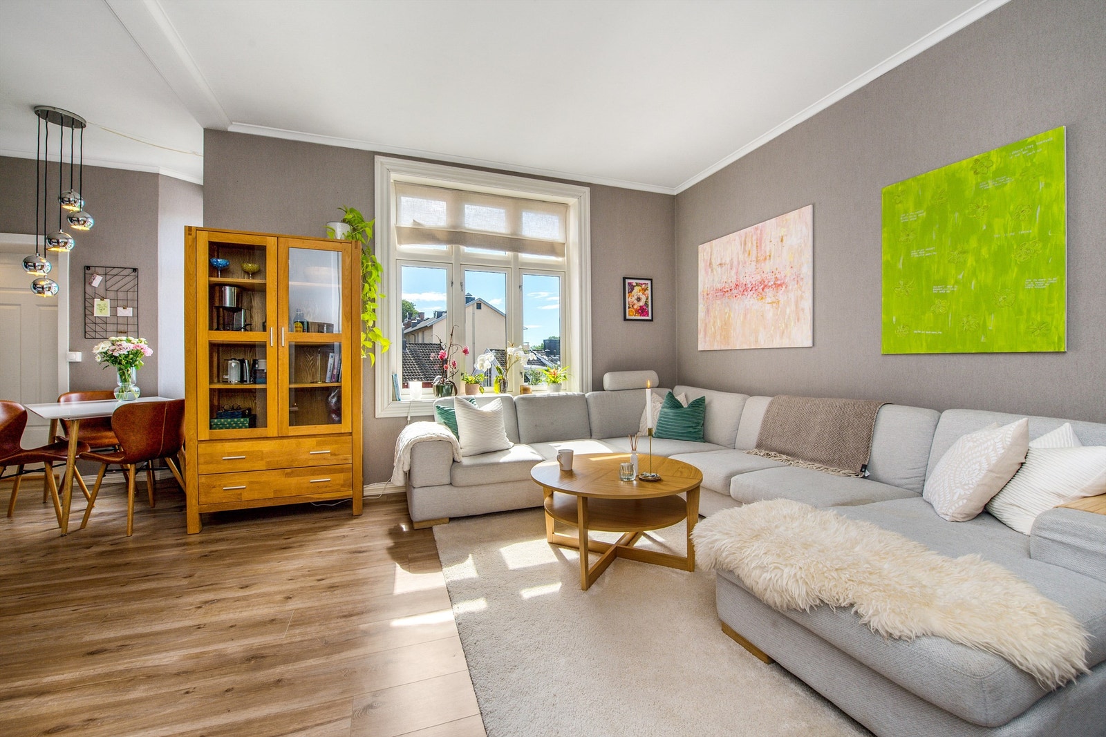 Høyt under taket og store vinduer gir et luftig utrykk Galleribilde