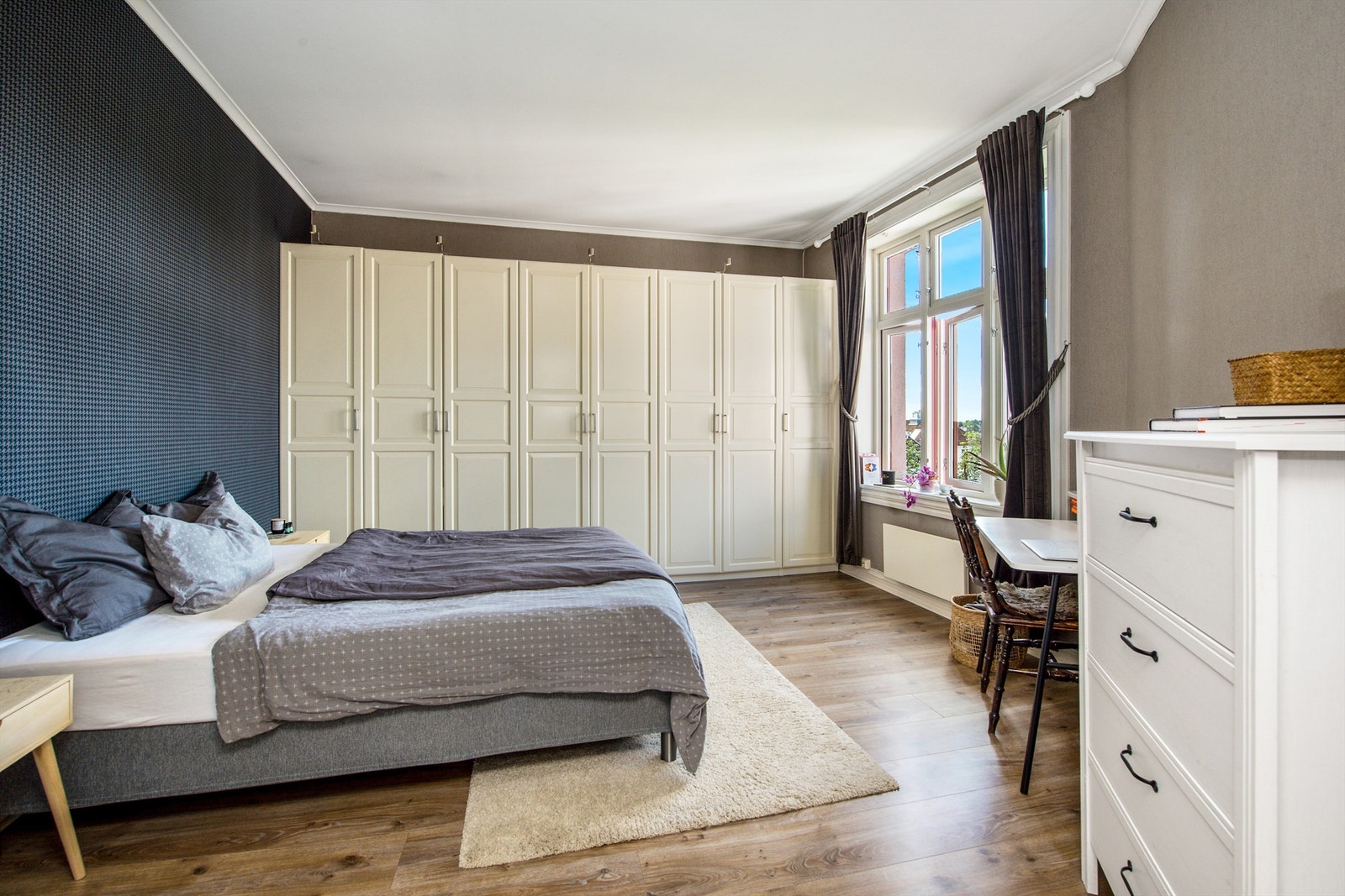 Romslig soverom med masse skapplass Galleribilde