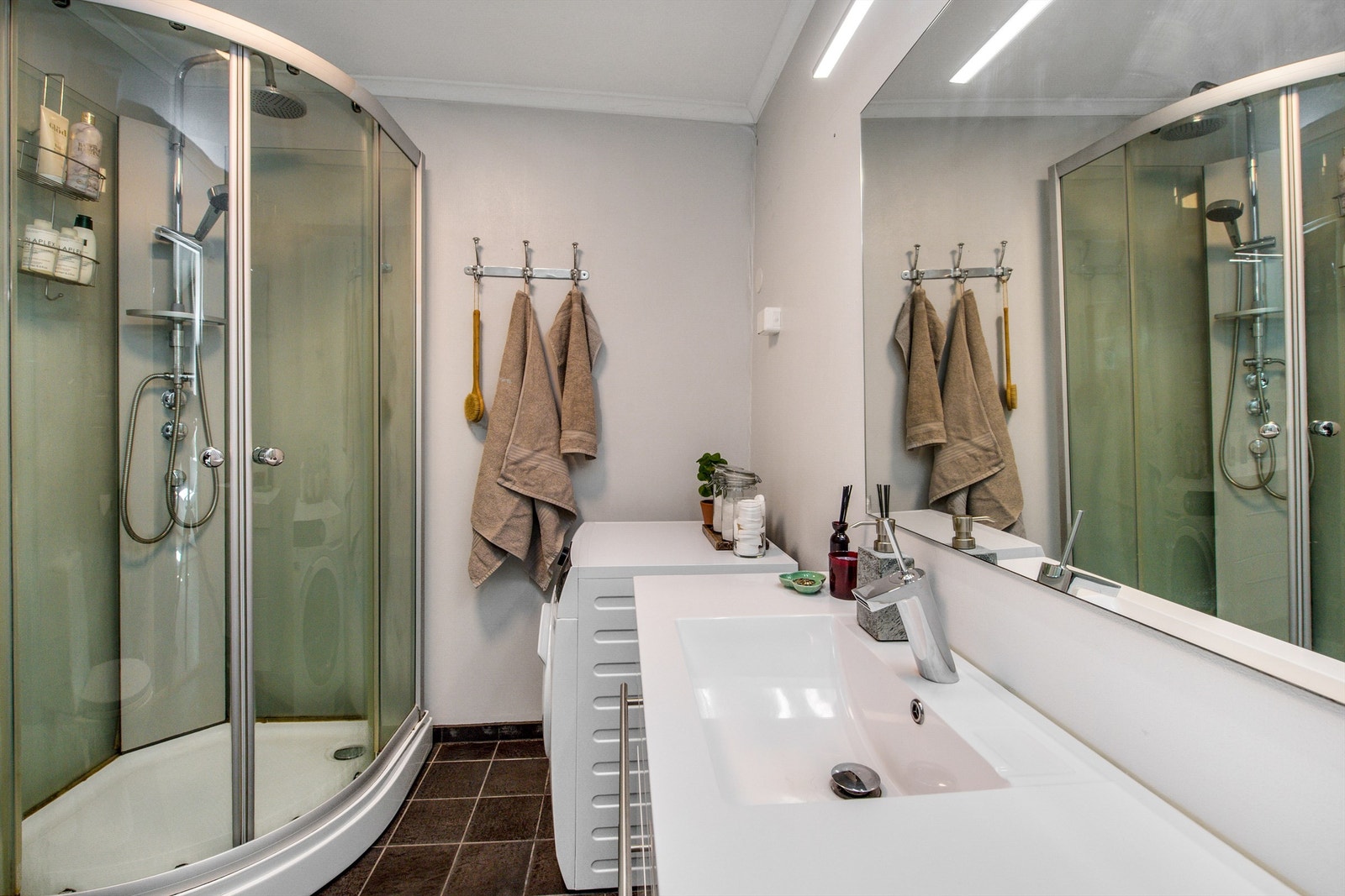 Bad med opplegg for vaskemaskin Galleribilde