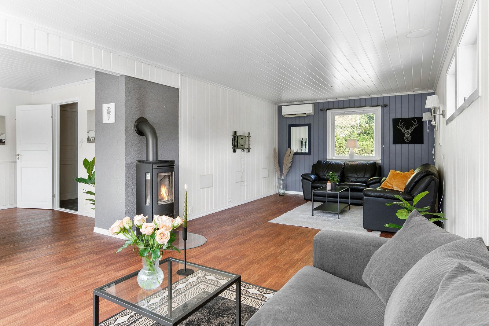 Det er laminat på gulvet og malte veggflater. Galleribilde