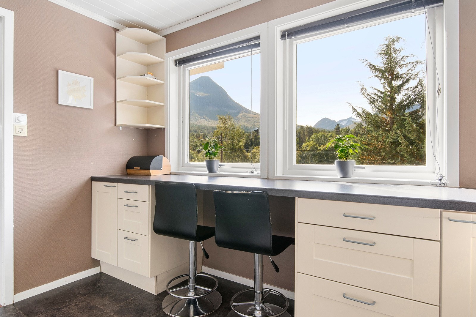 Frontene er lysmalte og det er en benkeplate av laminat. Galleribilde