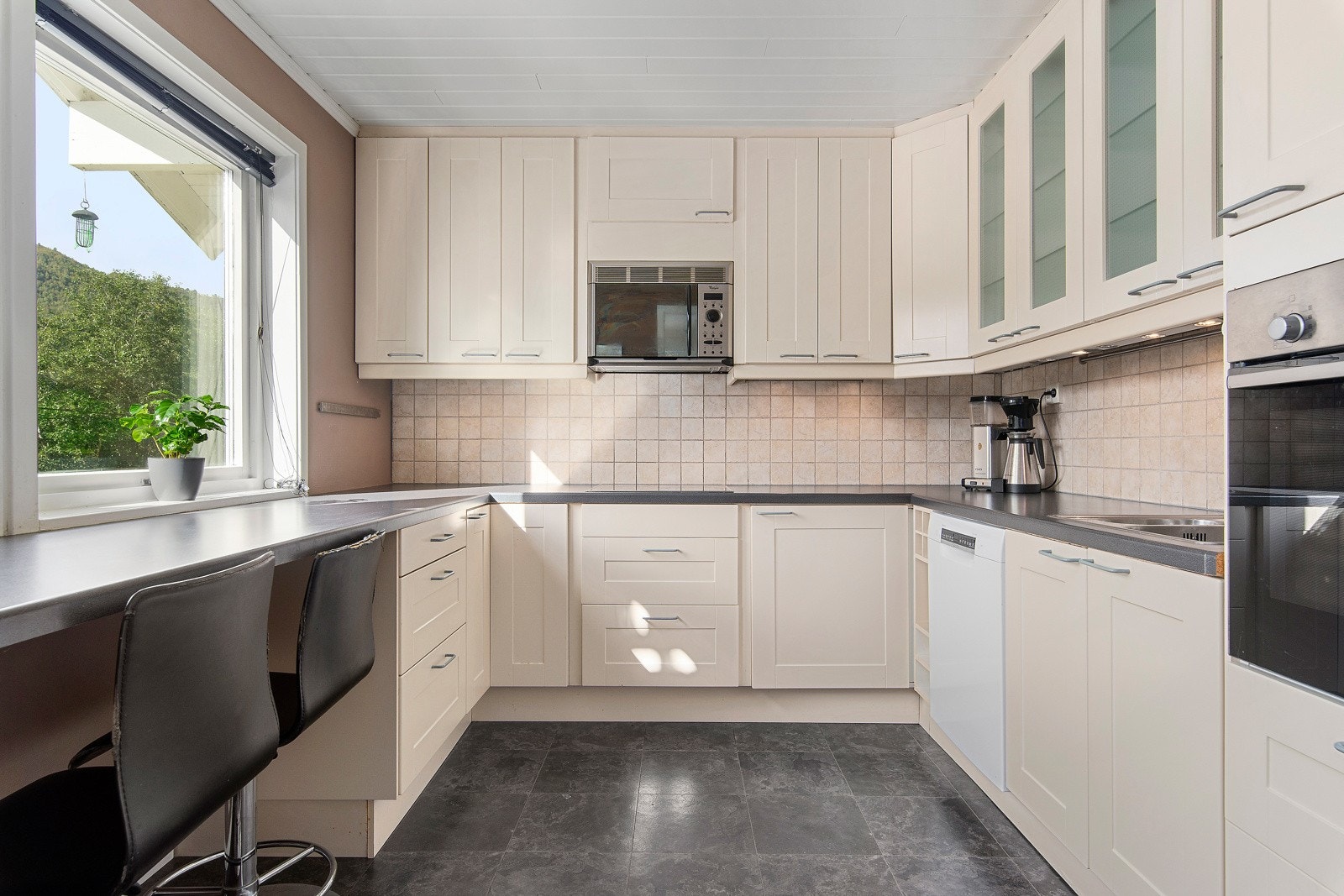 Kjøkkenet har en egen barløsning hvor en kan innta morgenkaffeen foran vinduet. Galleribilde