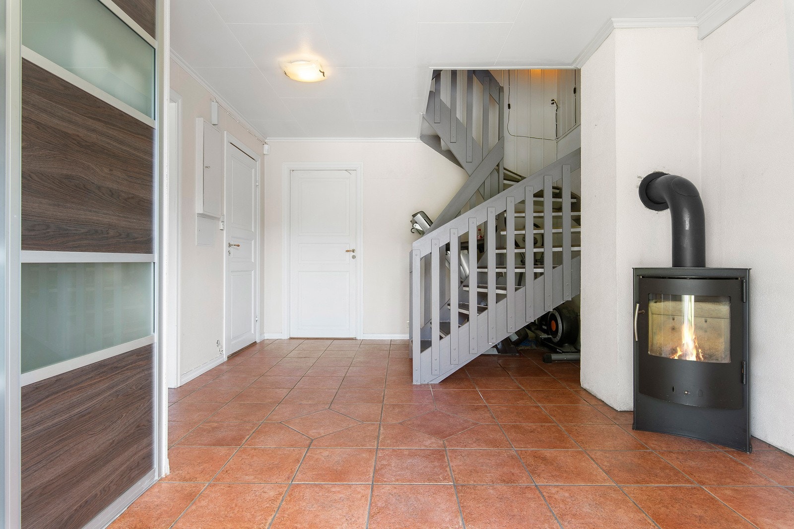 I hallen i første etasje er det en peisovn som varmer opp boligen godt på kalde dager. Galleribilde