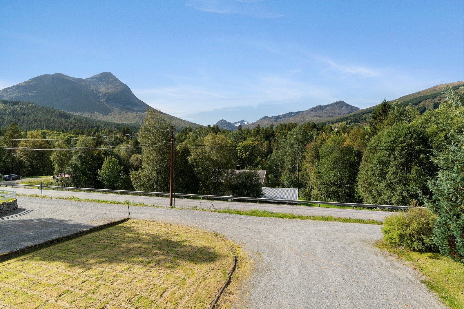 Innkjørselen er gruset og det er plass til ganske mange biler. Galleribilde