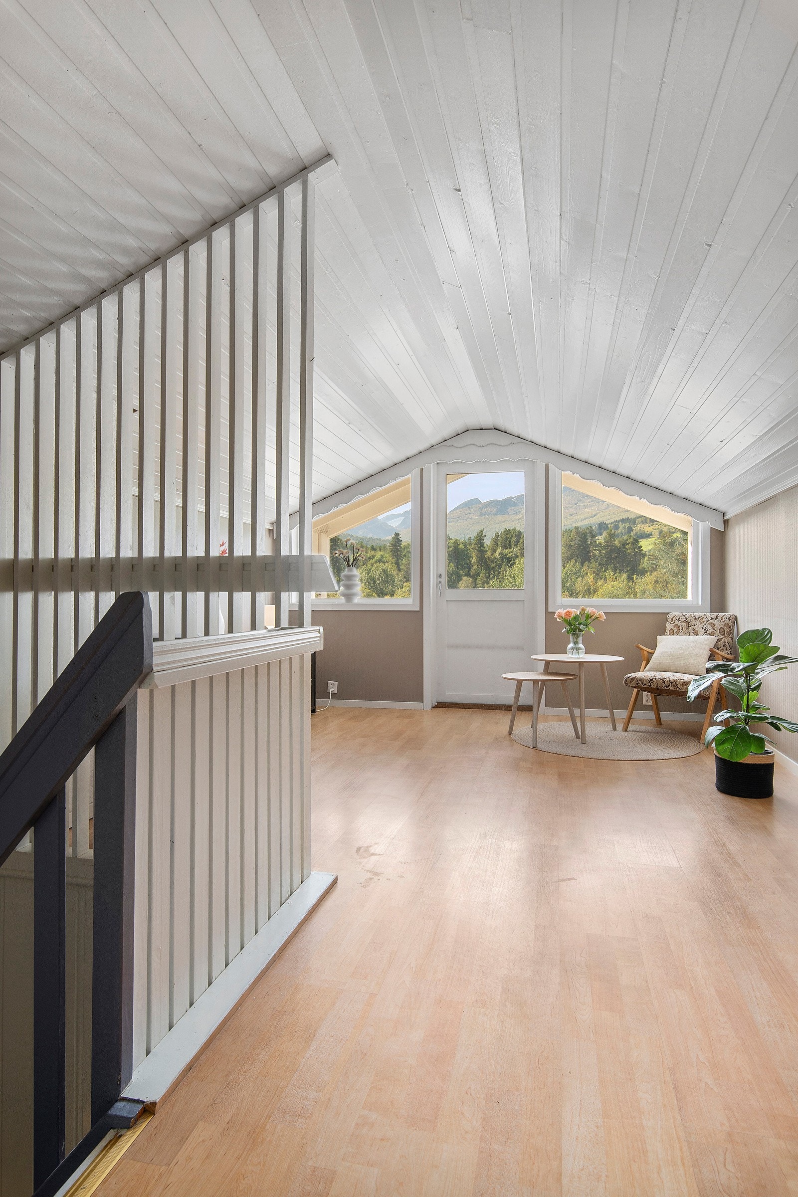 Loftstuen har skråtak og utgang tul en koselig veranda. Galleribilde