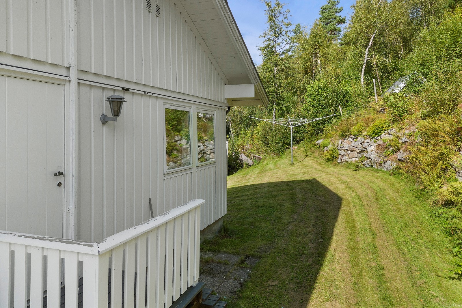 Her har vi et bilde fra utgangen fra vaskerommet. Praktisk og fint for den som foretrekker å tørke klesvasken ute - eller når man kommer igjen fra tur og skoene trenger en skyll. Galleribilde