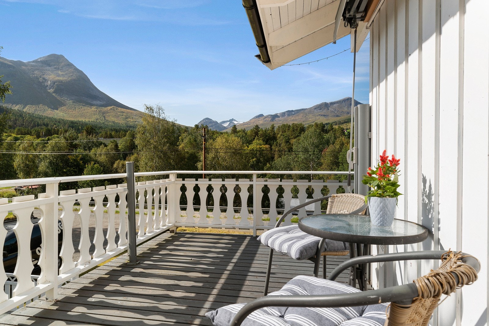 Verandaen med utgang fra hovedetasjen er svært romslig og har god plass til både utemøbler og en grill. Galleribilde