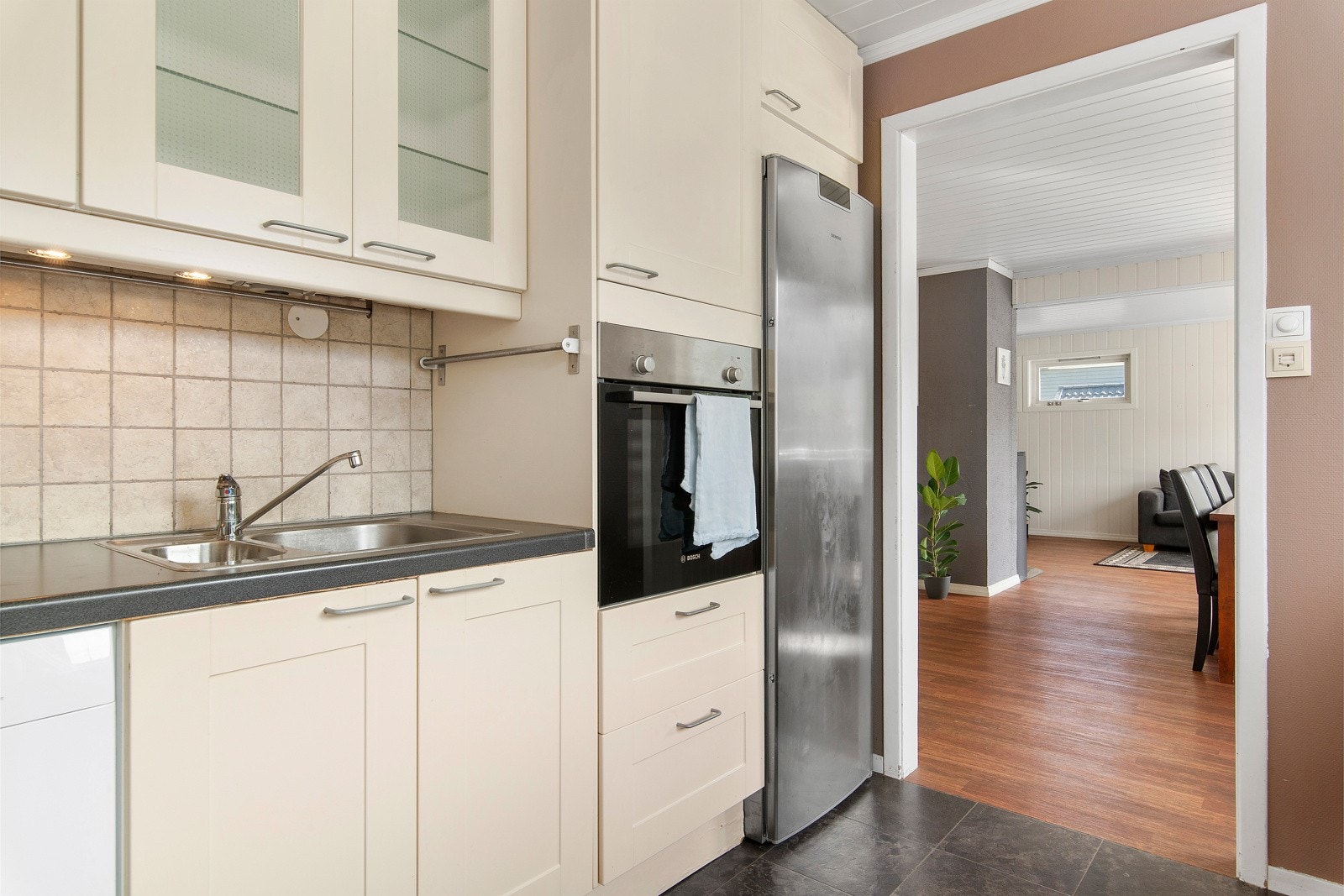 Det er integrert mikrobølgeovn, komfyr og frittstående kjøleskap og oppvaskmaskin. Galleribilde