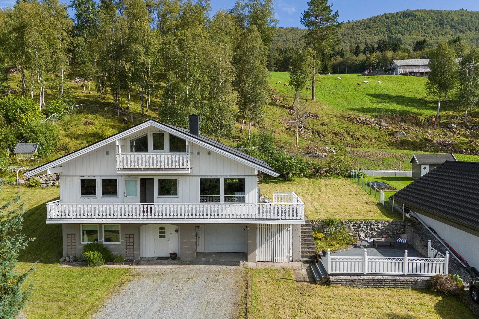 Dette er en flott enebolig over tre plan med integrert garasje. Galleribilde