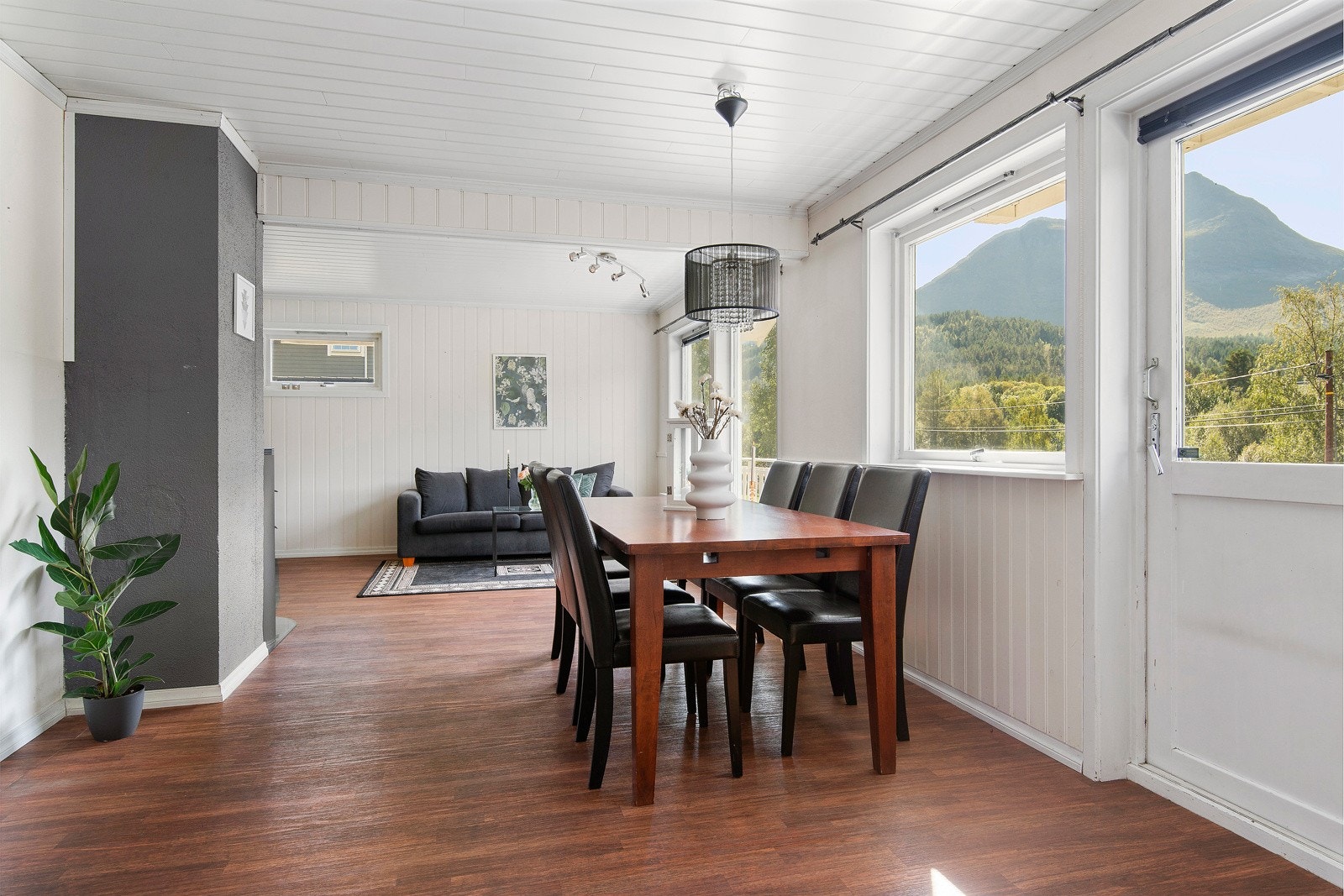 Det er god plass til et langt spisebord mellom stuen og kjøkkenet. Galleribilde