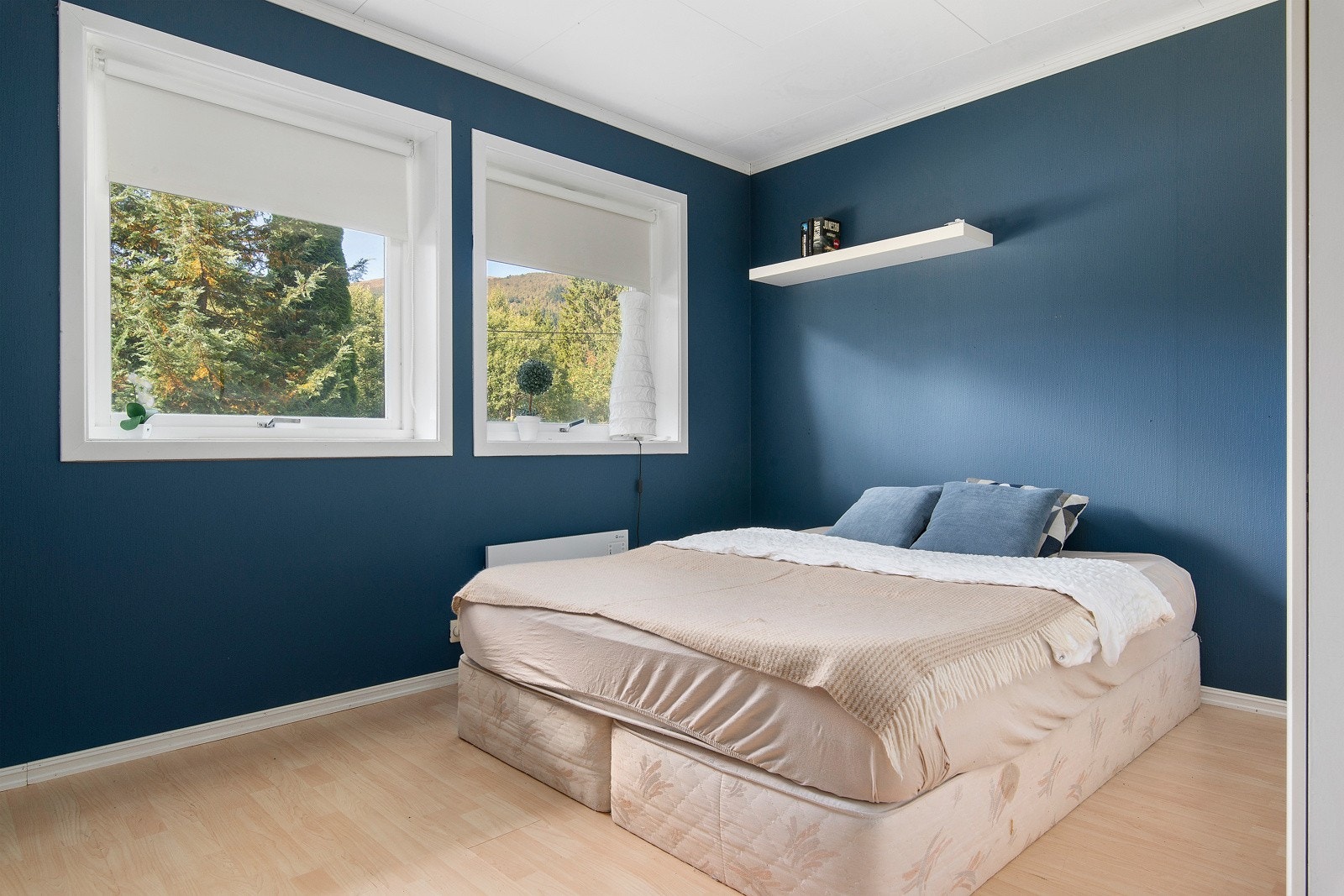 Her er også et romslig soverom med god plass til dobbeltseng med nattbord på hver side. Galleribilde