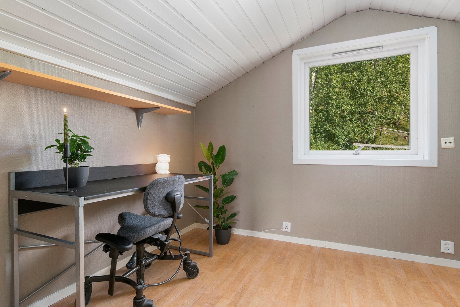 Dette rommet passer ypperlig til kontor, lekerom eller gjesterom (etter søknad til kommunen). Galleribilde