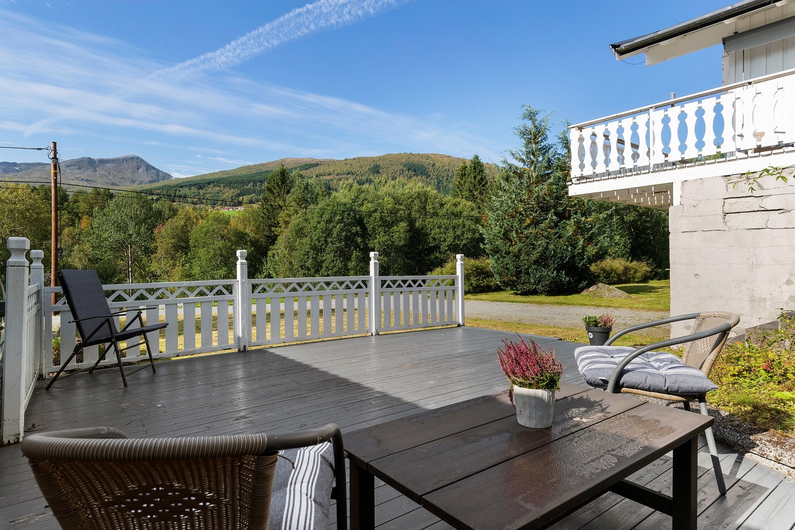 På sørsiden av huset er det opparbeidet en markterrasse hvor kanskje grillen passer enda bedre! Galleribilde