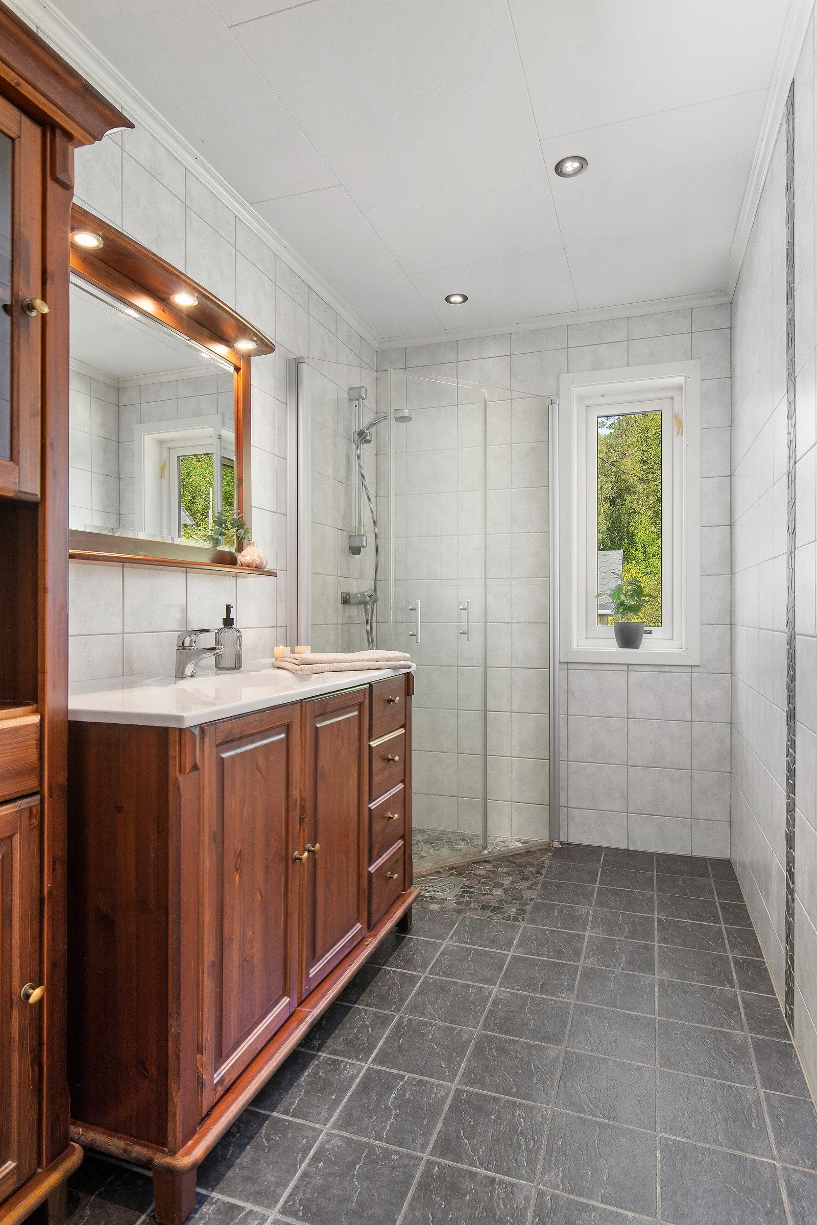 Den flotte baderomsinnredningen har god oppbevaringsplass. Galleribilde