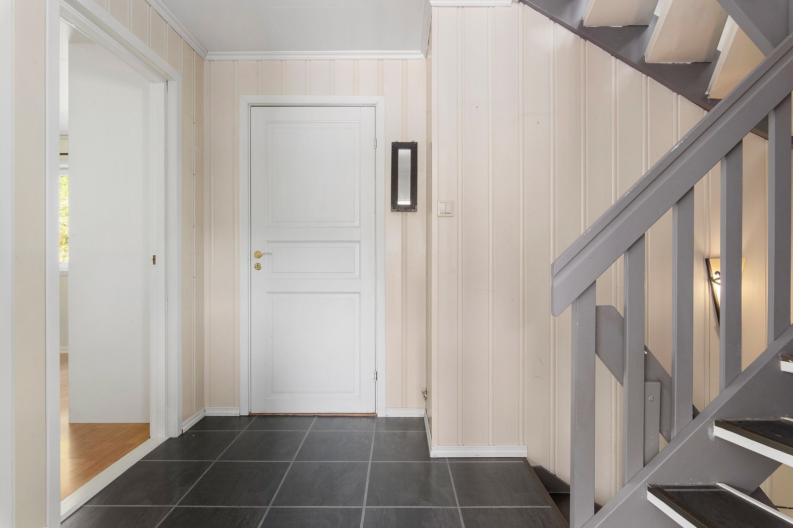 Vi går opp trappen til loftetasjen. Galleribilde