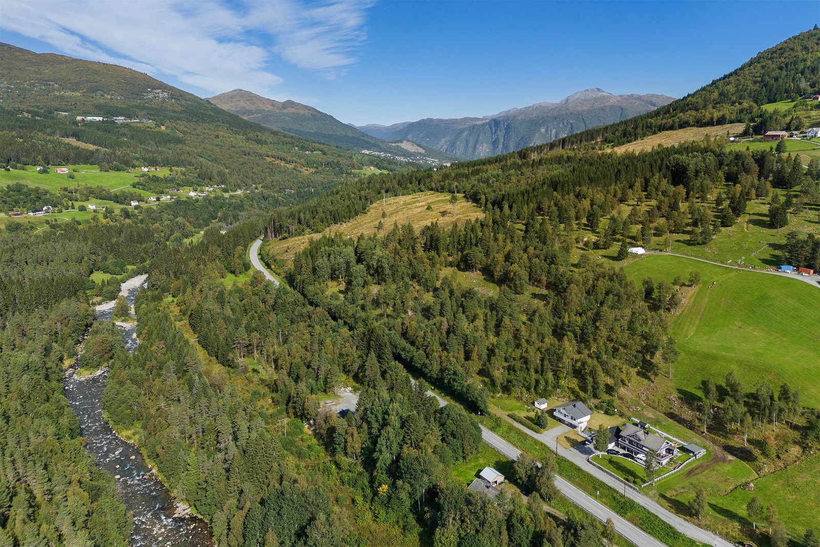Strandadalen med Storelva som renner i dalebunnen. Galleribilde