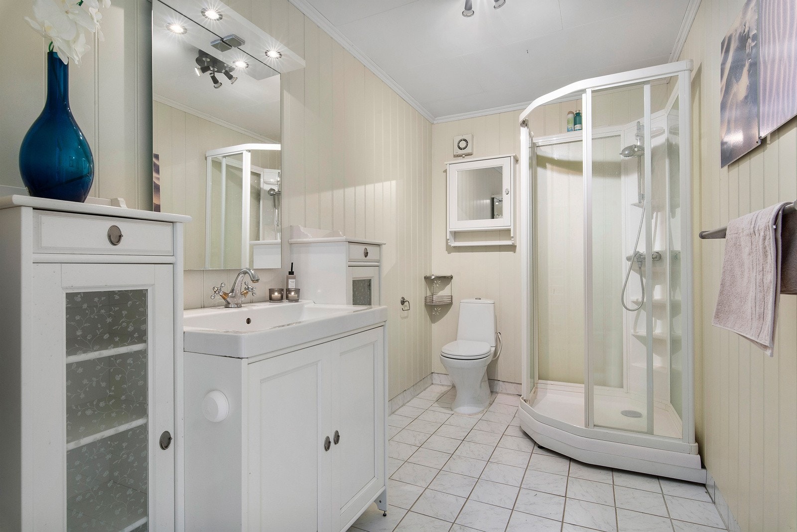 Badet i denne etasjen har fliser på gulvet og MDF-plater på veggene. Galleribilde