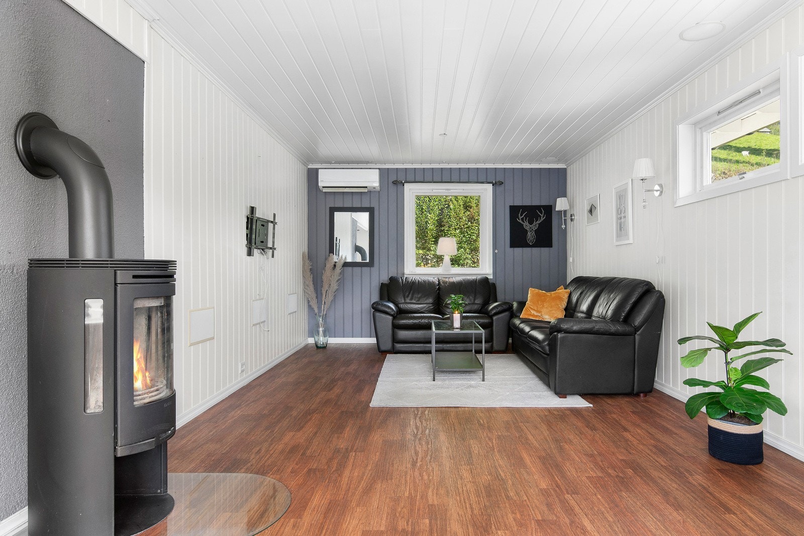 Stuen har vindu på tre sider som bringer naturen litt nærmere. Galleribilde