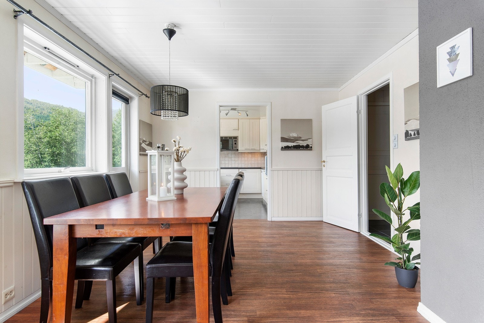 Det er skyvedør mellom stuen og kjøkkenet. Galleribilde