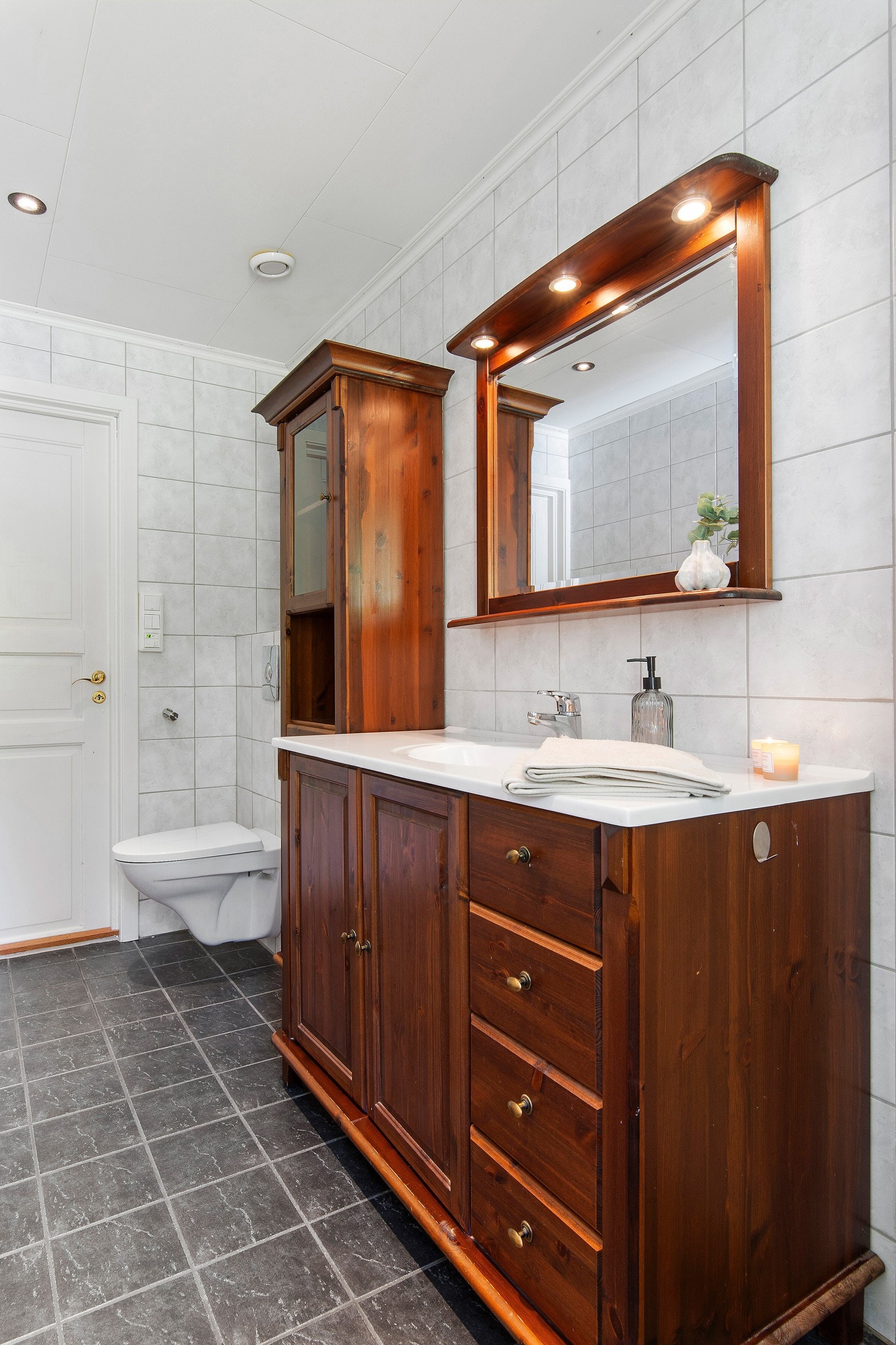 Det er også selvsagt et vegghengt toalett her. Galleribilde