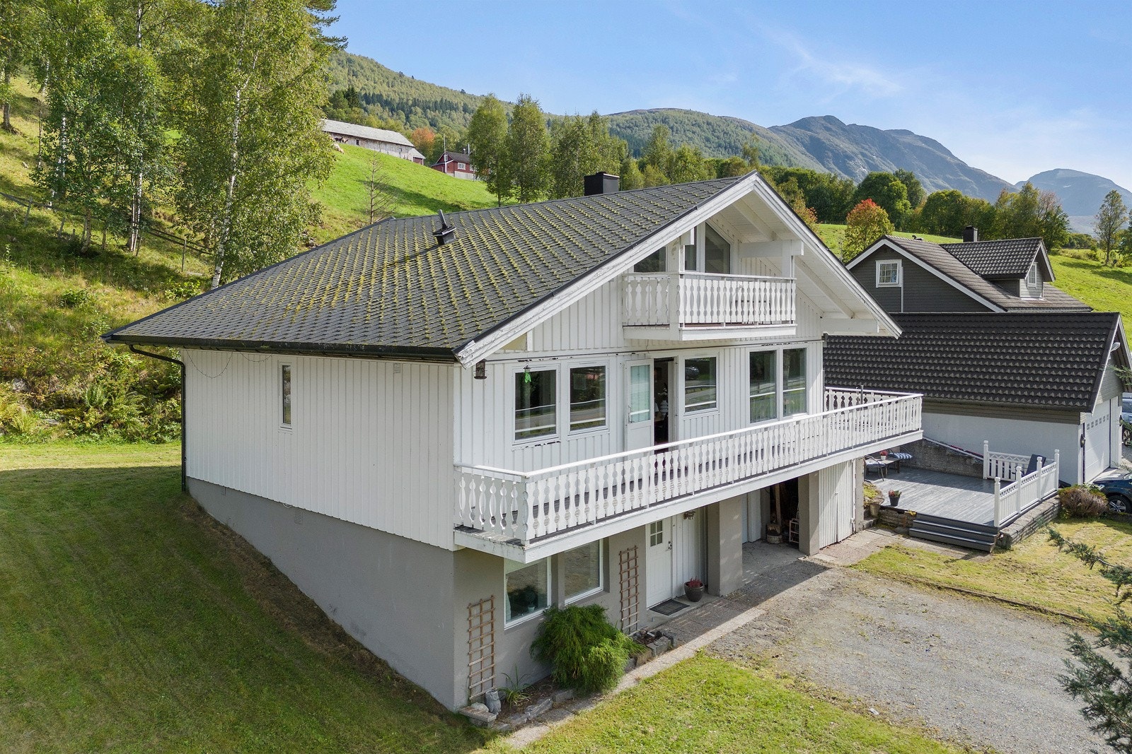 Boligen har veranda både i første etasje og på loftet. Galleribilde