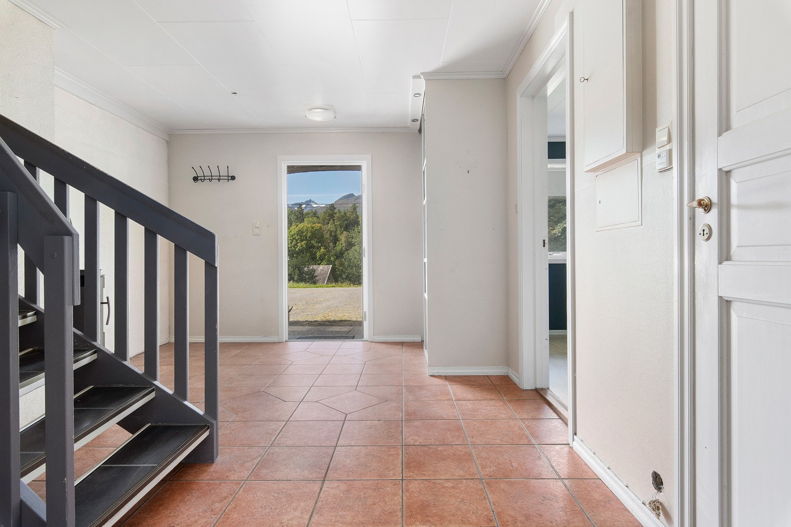 Hallen er romslig og har en flott skyvedørsgarderobe. Galleribilde