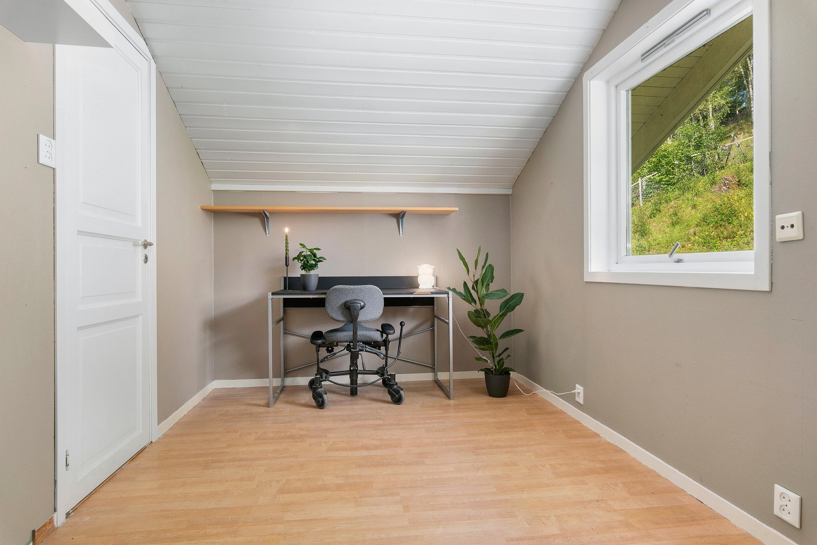 Loftet er ikke omsøkt som annet enn loft. Så for at bruken av soverommet skal være lovlig må det søkes bruksendring. Galleribilde