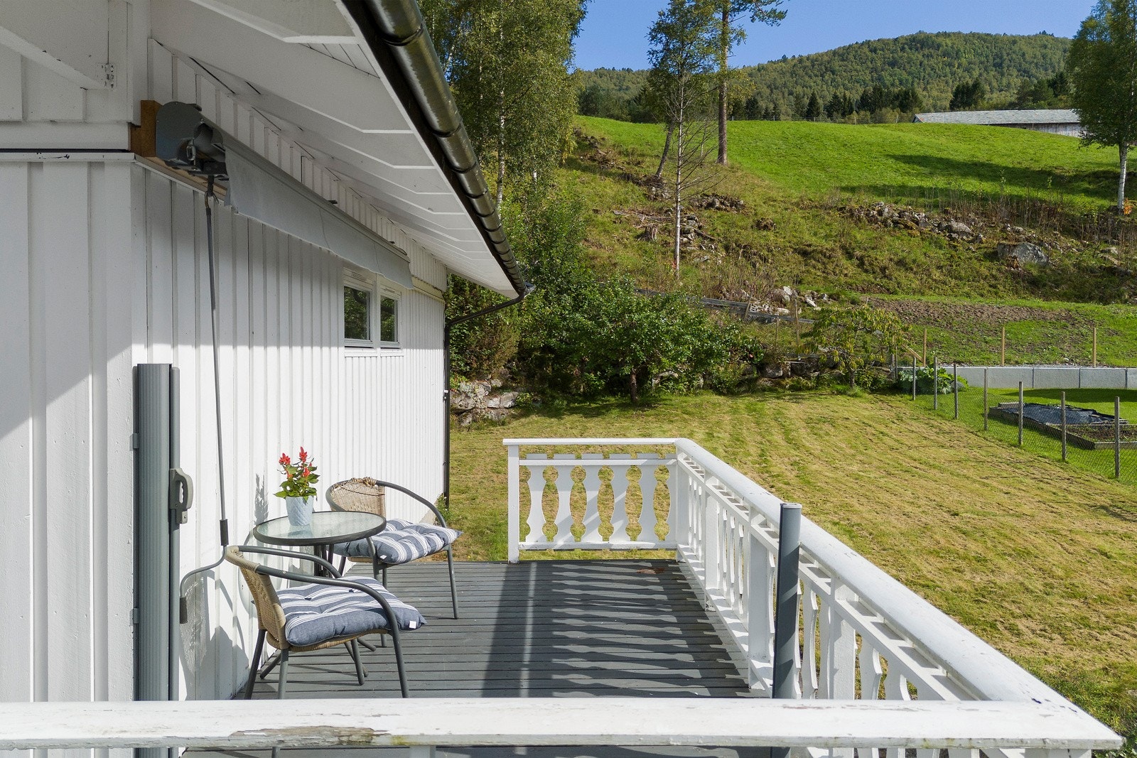 Det er terrassemarkise mot sør. Her er også utrekkbare levegger. Galleribilde