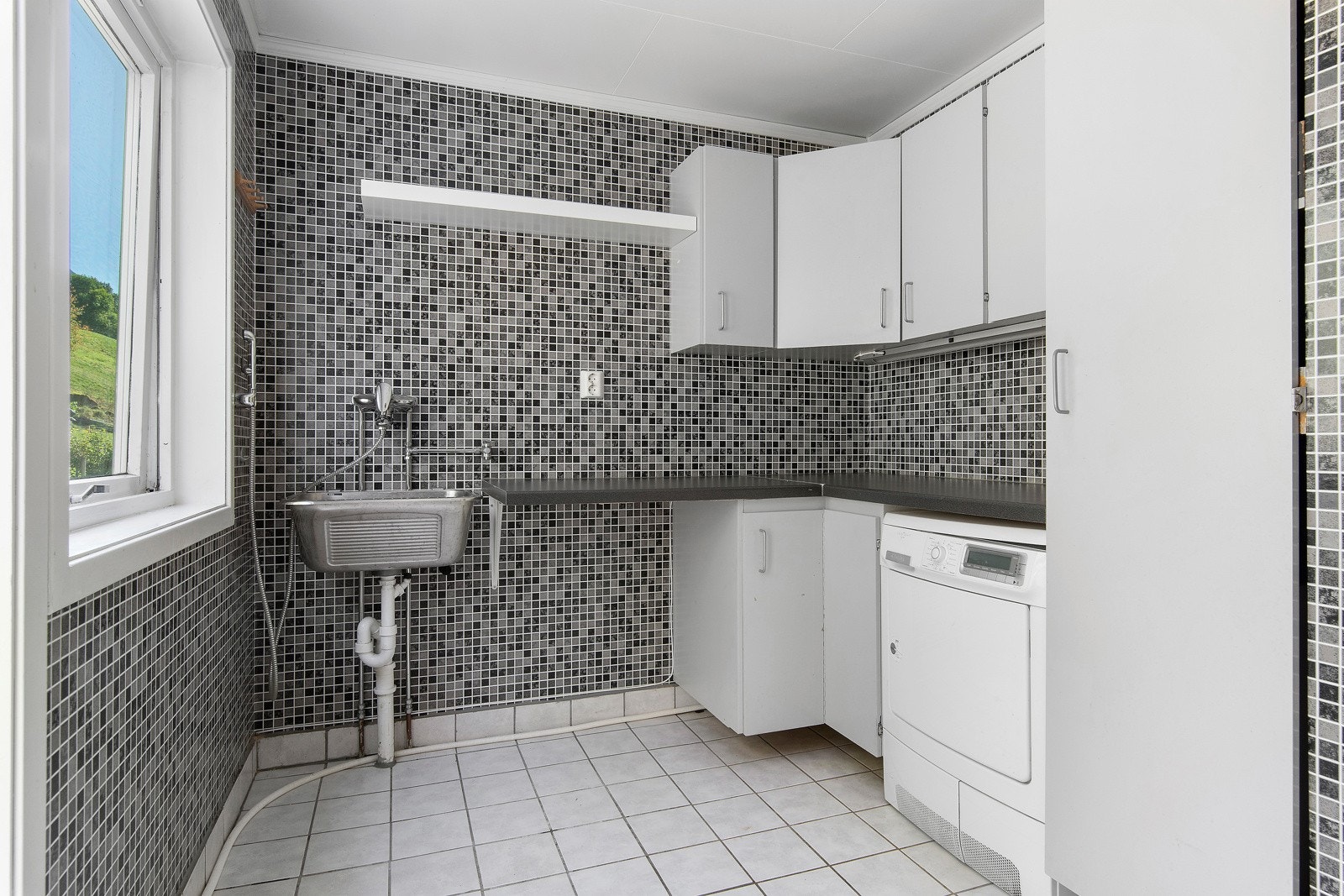 Vaskerommet har utlsagsvask, opplegg for vaskemaskin og tørketrommel - Galleribilde