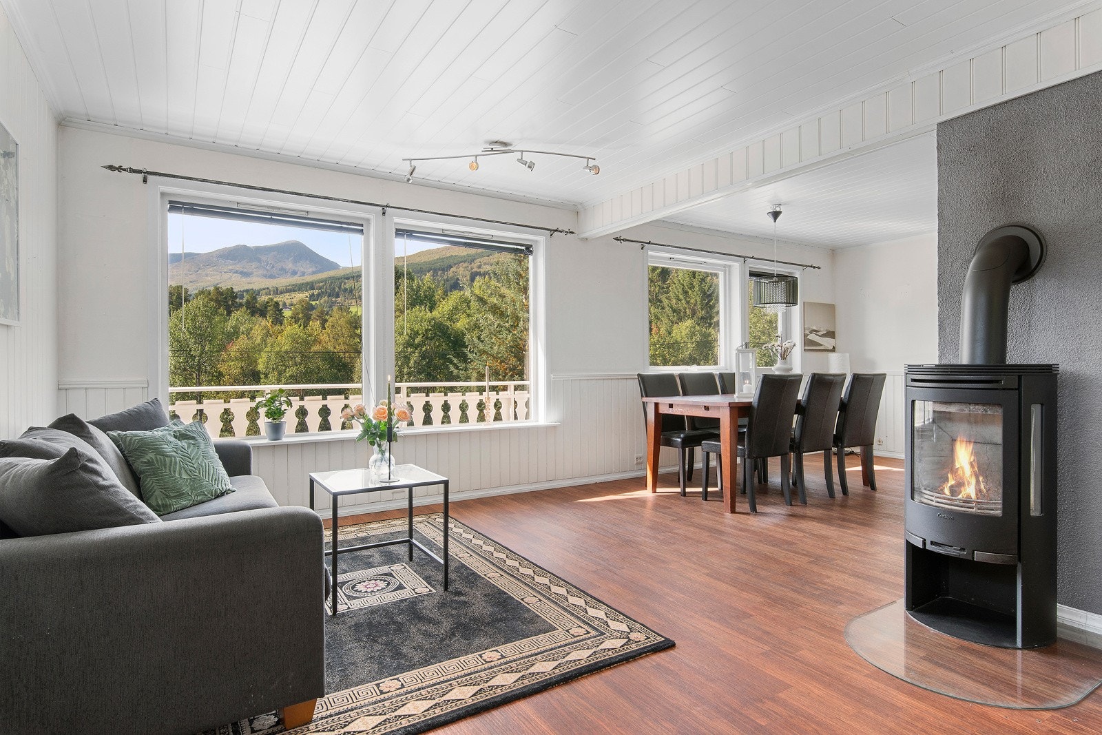 - og spisestue. De store vindusflatene gir godt, naturlig lysinnslipp. Galleribilde