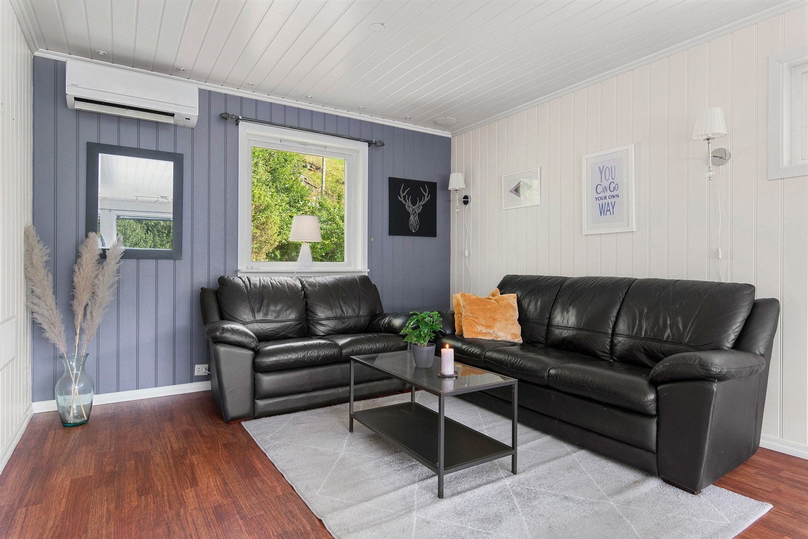 I tillegg til peis som oppvarmingskilde er det en varmepumpe på stuen. Galleribilde