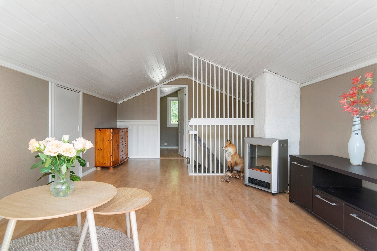 På hver side av veggene er det dør inn til raftekott som passer ypperlig til lagring av blant annet julepynten. Galleribilde