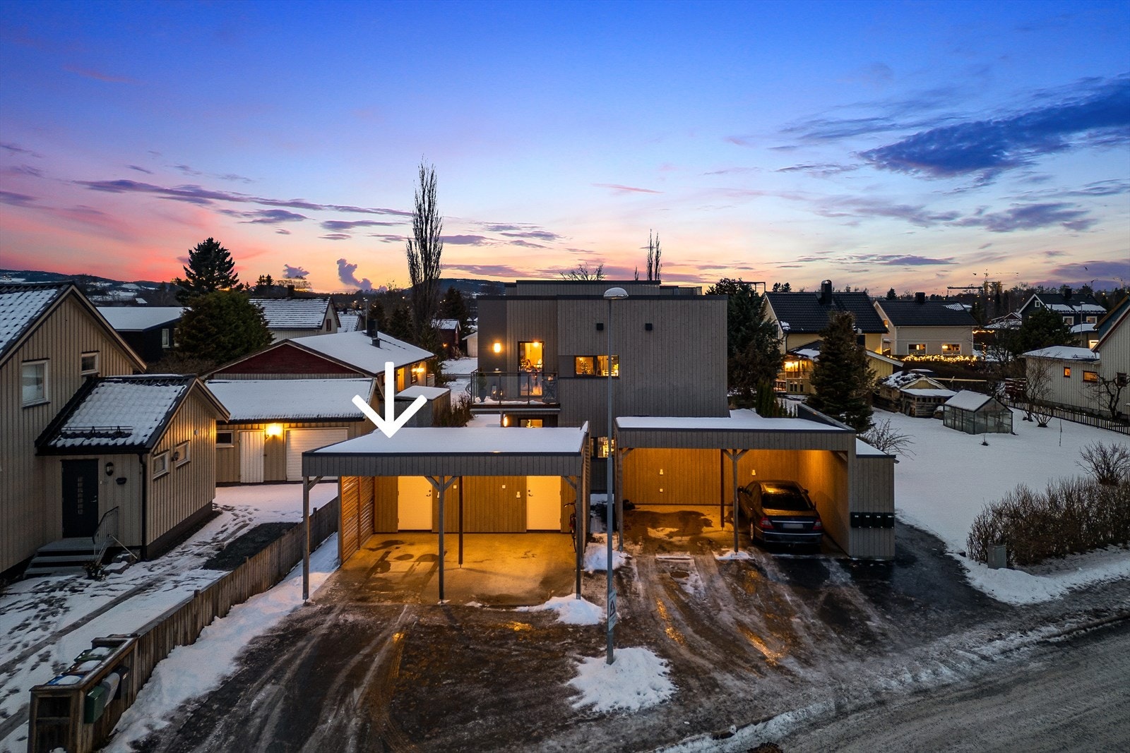 Carport og sportsbod medfølger leiligheten. Plass til ekstra bil foran carport i tillegg. Galleribilde