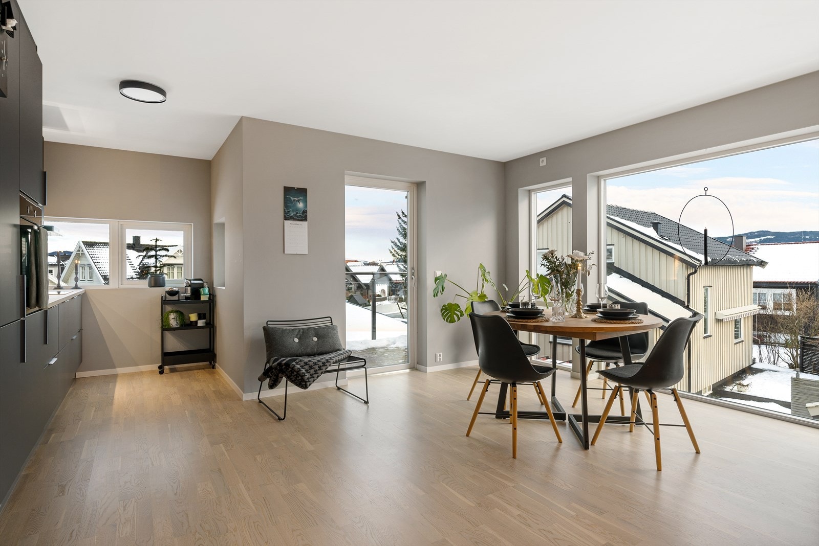 Det er flere møbleringsmuligheter i rommet. God takhøyde. Galleribilde