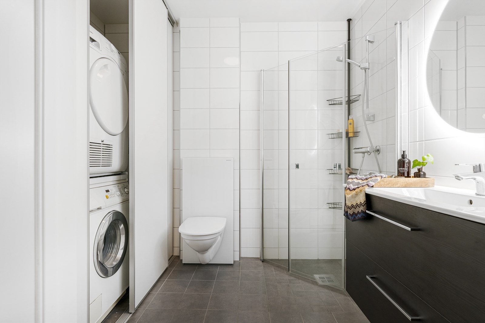 Skyvedør fra JKE med opplegg for vaskemaskin og tørketrommel innenfor. Her er også bereder, fordelingsskap, El-kassett og vannbåren varme. Galleribilde