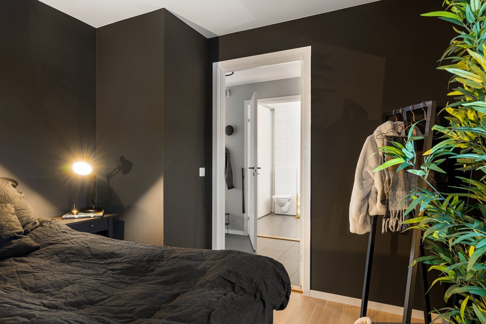 Soverommet har god plass til dobbeltseng og nattbord. Rommet vender mot Nord og svalgangen. Galleribilde