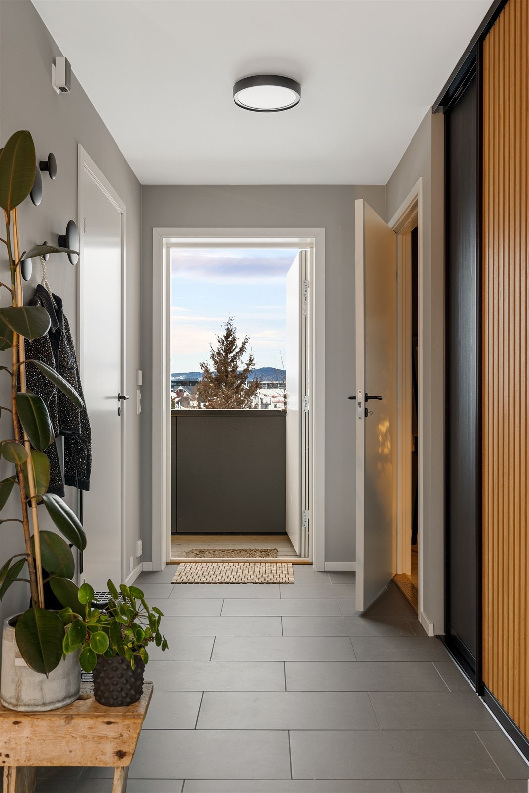 Entréen er på 5 kvm og fra ytterdøra kan man ta trappen opp til takterrassen. Galleribilde