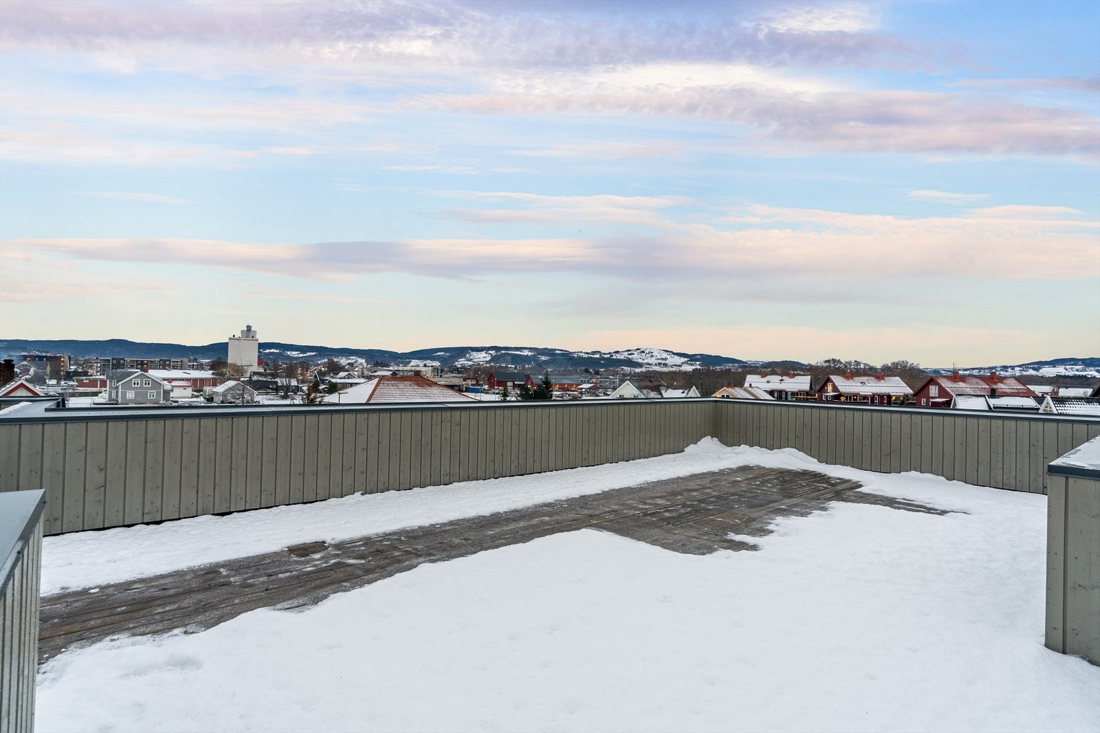 Godt med møbleringsmuligheter og skjermet for innsyn fra gatenivå. Galleribilde