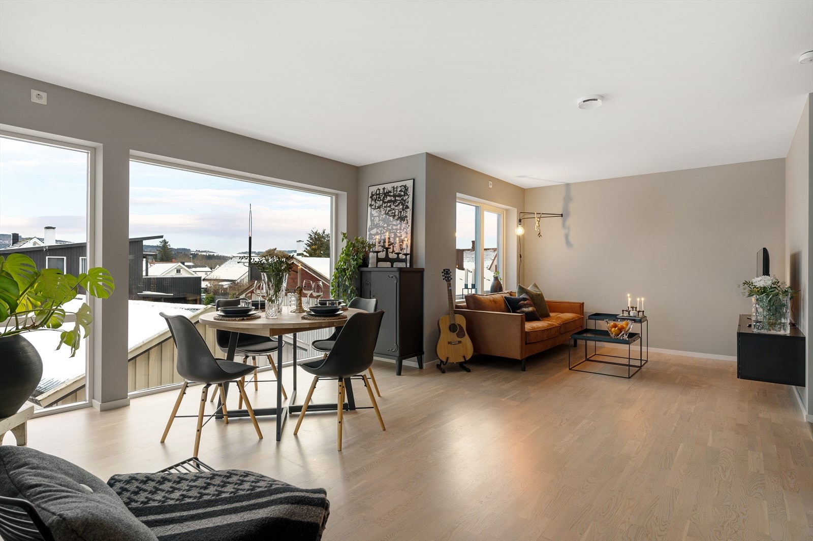 Stue- og kjøkkendelen er på 29 kvm og har store vindusflater som gir mye naturlig lysinnslipp. Galleribilde