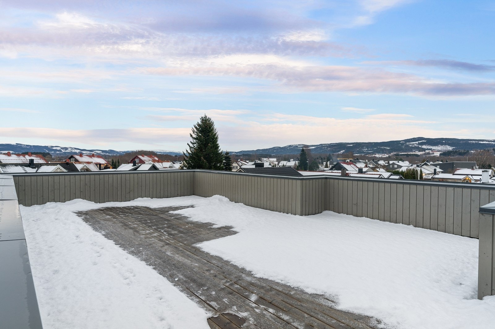 Stor felles takterrasse som er felles for de 4 beboerne. Her har man sol gjennom hele dagen fra soloppgang til solnedgang. Galleribilde